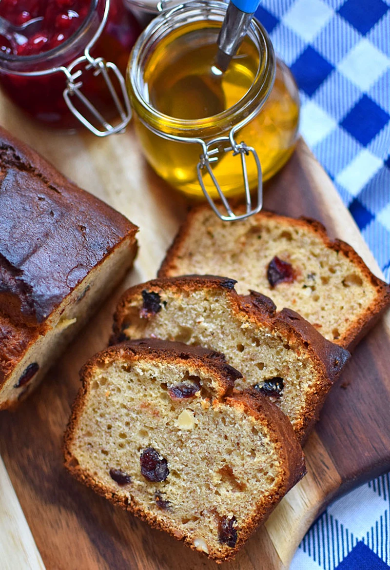 Chlebek bananowy z żurawiną i nerkowcami