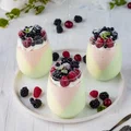 Kolorowe piankowe desery w pucharkach z owocami - Cytrynowa Babeczka