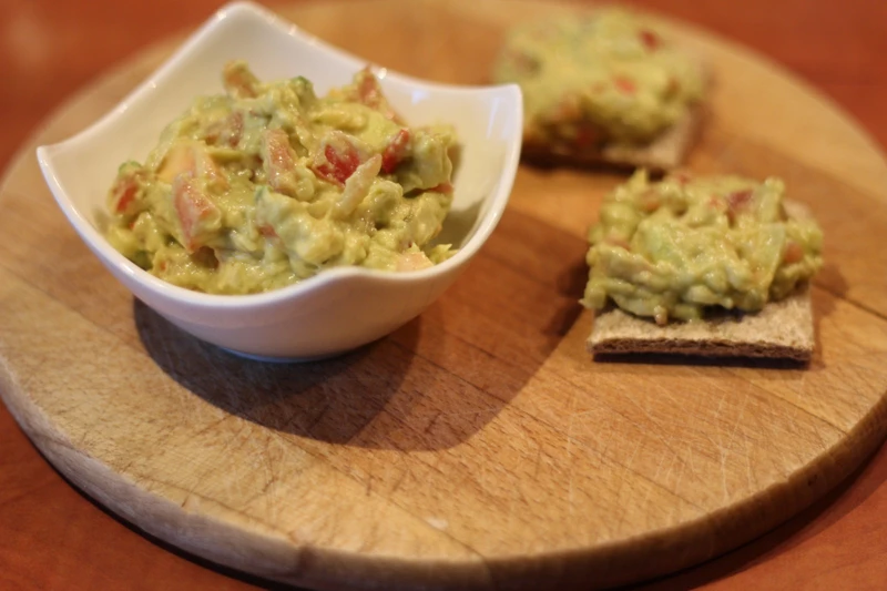 Guacamole z pomidorem i cebulą