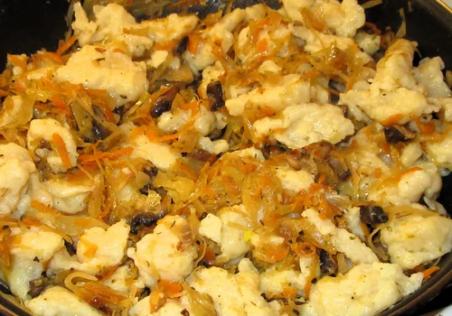 Delikatne KLUSKI KŁADZIONE z okrasą z kiszonej kapusty pomysł na szybki, tani i pyszny obiad +FILM