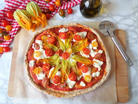 Razowa pizza z ricottą, pomidorkami i kwiatami cukinii