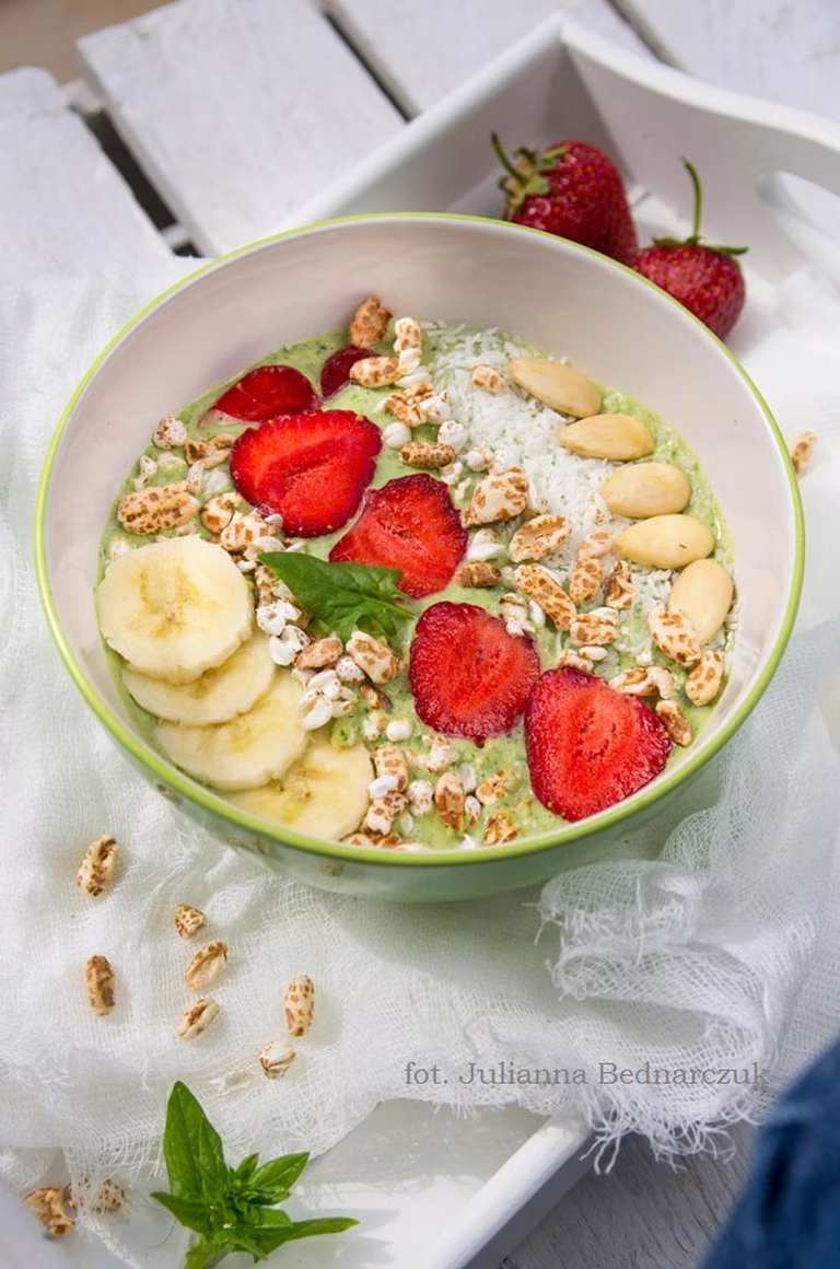 Smoothie bowl na zielono - ze szpinakiem, bananem i kiwi