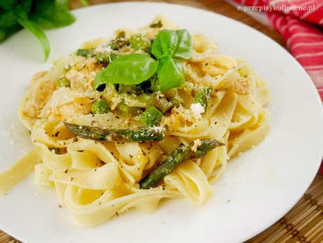 Tagliatelle z piersią kurczaka i warzywami – przepis na szybki obiad