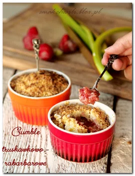 Kokosowe crumble z truskawkami i rabarbarem