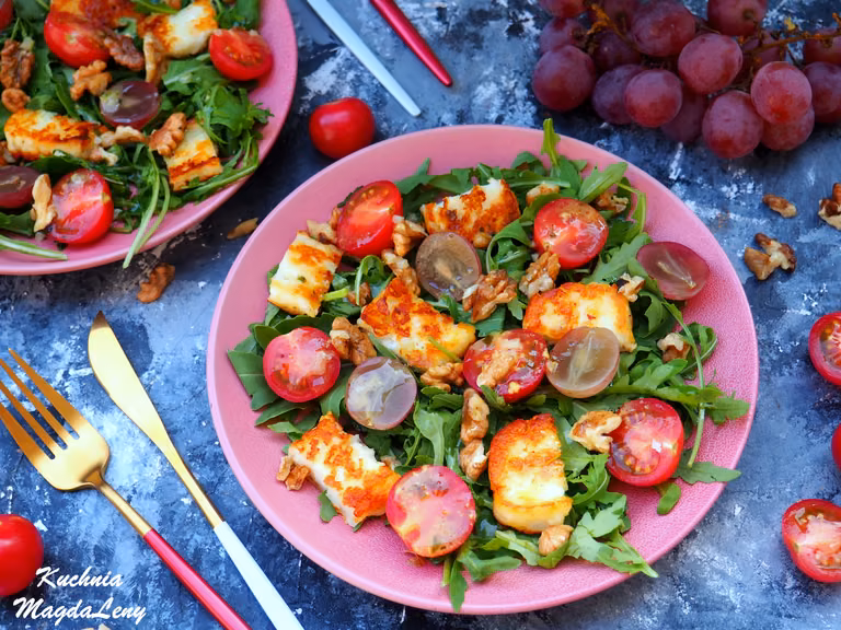 Sałatka z serem halloumi i winogronami