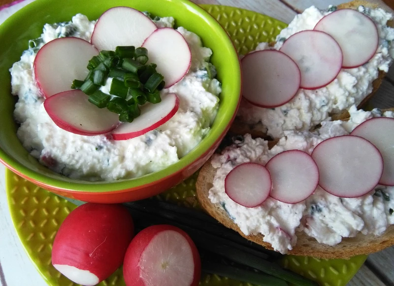 Domowy twarożek ze szczypiorkiem i rzodkiewką