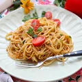 Spaghetti z tuńczykiem i czerwonym pesto