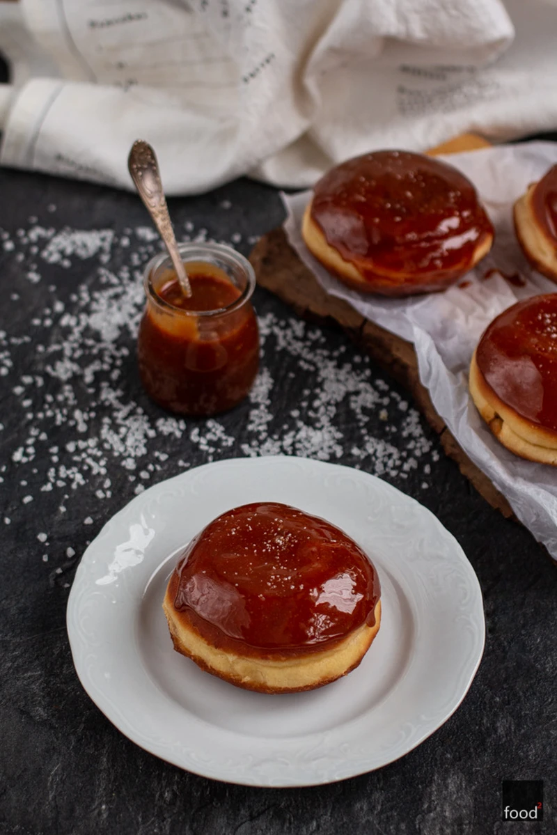 Pączki z kajmakiem i solonym karmelem - food²
