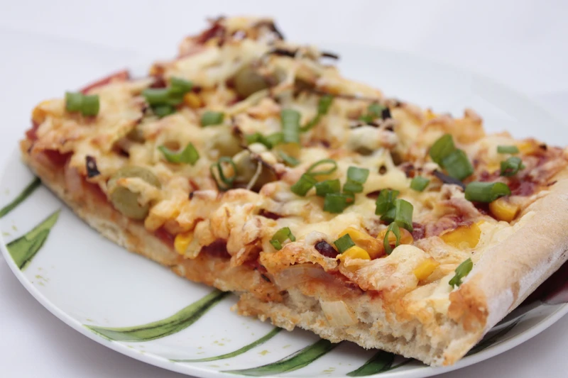 Pizza z kabanosem i salami