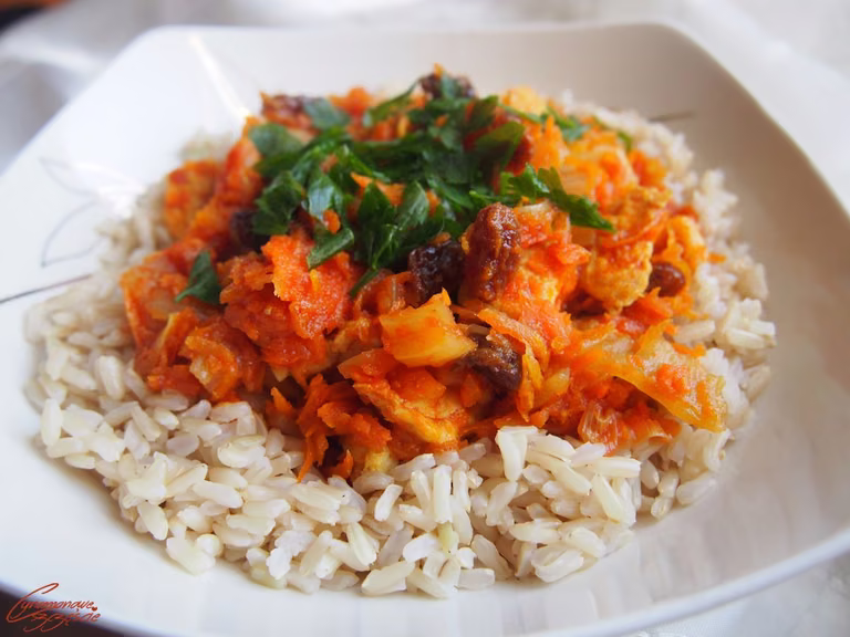 Marchewkowy kurczak curry z rodzynkami