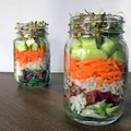 Szybka sałatka w słoiki (idealna na smaczny lunch do pracy lub szkoły)