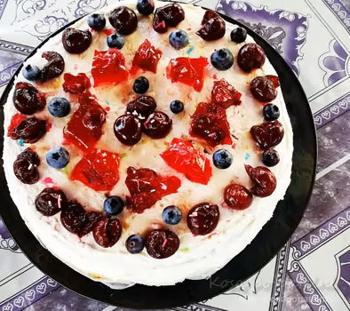 Tort z bitą śmietaną i wiśniami