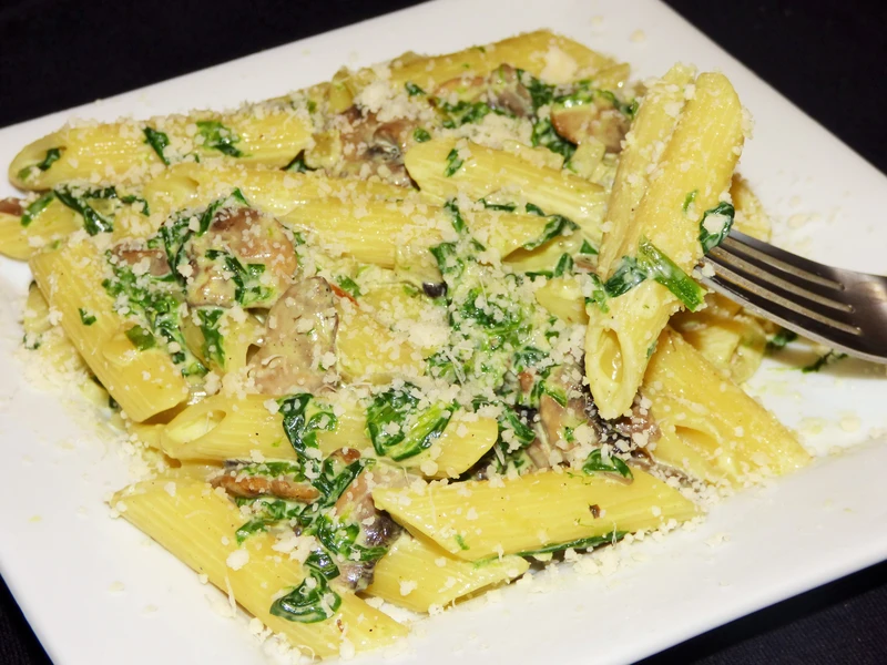Penne ze szpinakiem i pieczarkami w sosie śmietanowym