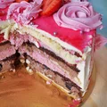 Tort czekoladowo-malinowy z różami bezowymi