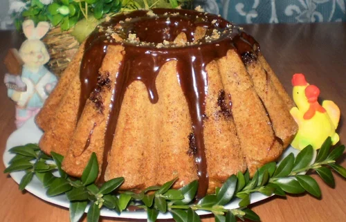 Pyszna, puszysta babka wielkanocna na maślance z czekoladą