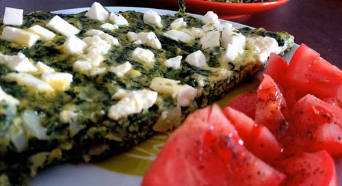 Fit śniadanie: szpinakowy omlet z fetą