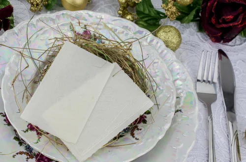 Kto powinien pierwszy podzielić się opłatkiem? Wiele osób nie zna tej tradycji!