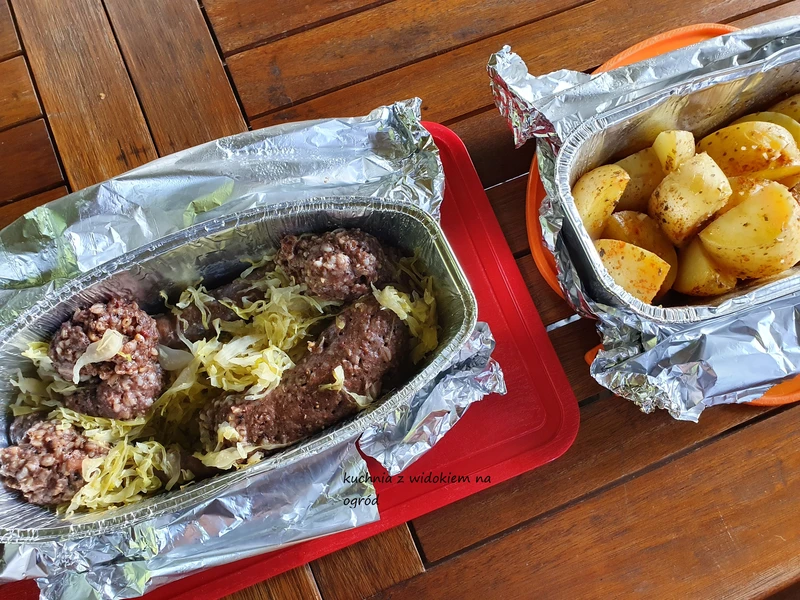 Grillowana kaszanka z kiszoną kapustą i ziemniaczki.