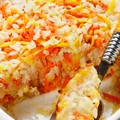 Gotuje ryż i dodaje startą dynię i marchewkę! Całość polewam masą jajeczno-mleczną zapiekam