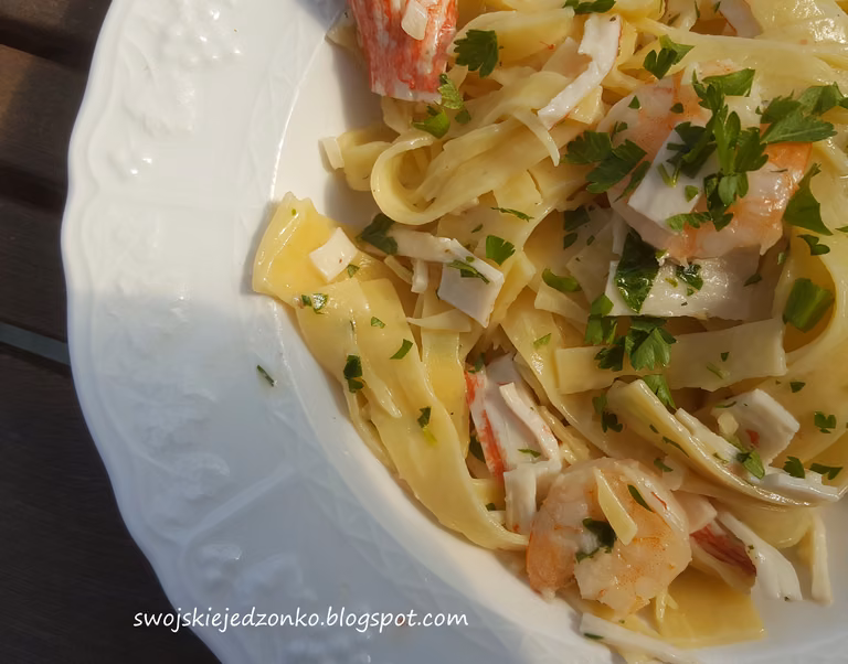 MAKARON Z KREWETKAMI I PALUSZKAMI SURIMI