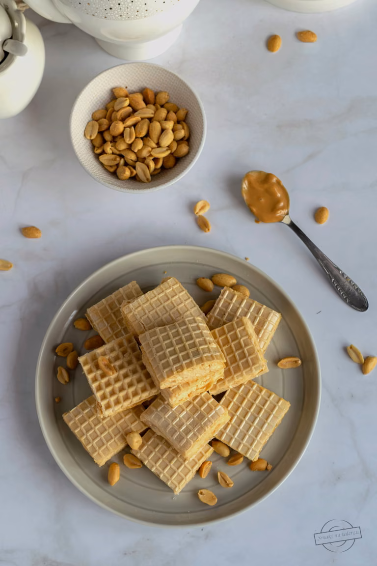 Wafle z masą śmietankową (z masłem orzechowym i orzeszkami ziemnymi)