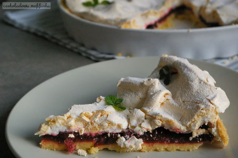 Tarta żurawinowa z bezą