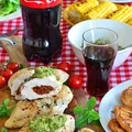 Piersi z kurczaka z grilla faszerowane suszonymi pomidorami i serem pleśniowym podane z pesto pistac