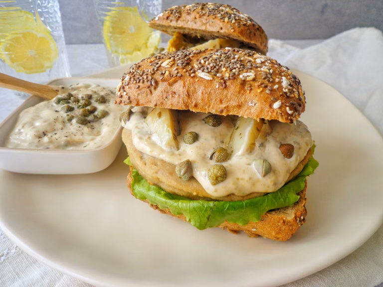 Burger z kurczakiem z salsą z kaparami