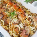 Biała kiełbasa zapiekana w piekarniku z boczkiem i cebulą