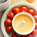 zupa z pieczonych pomidorów z czerwona soczewicą i parmezanem