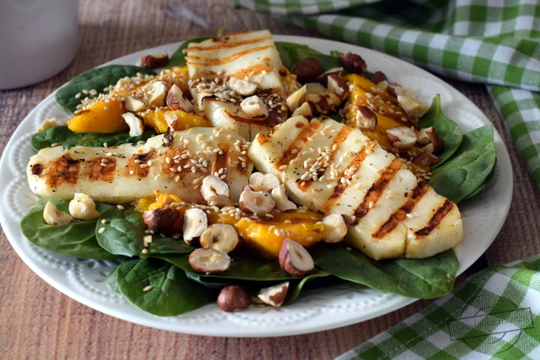 Sałatka z grillowanym halloumi oraz mango