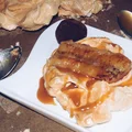 PAVLOVA CAPPUCCINO Z FLAMBIROWANYM BANANEM I SOSEM KARMELOWYM