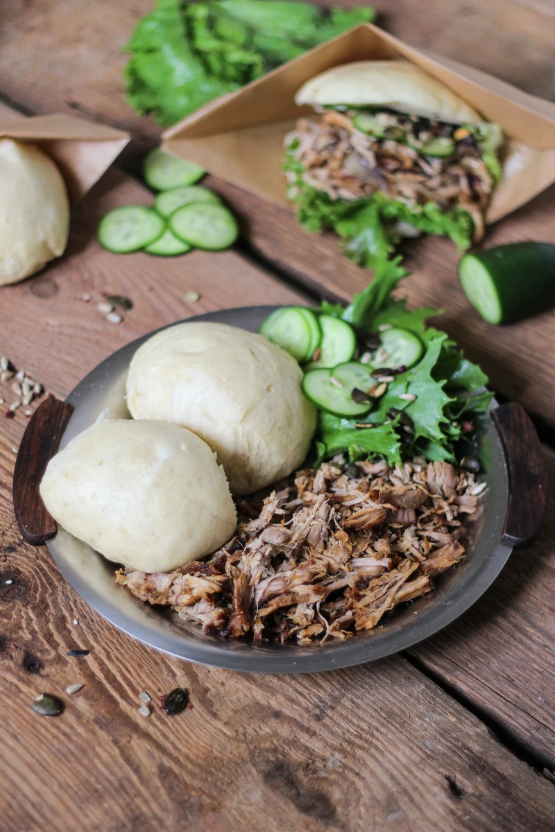 Pulled pork z parowanymi bułkami