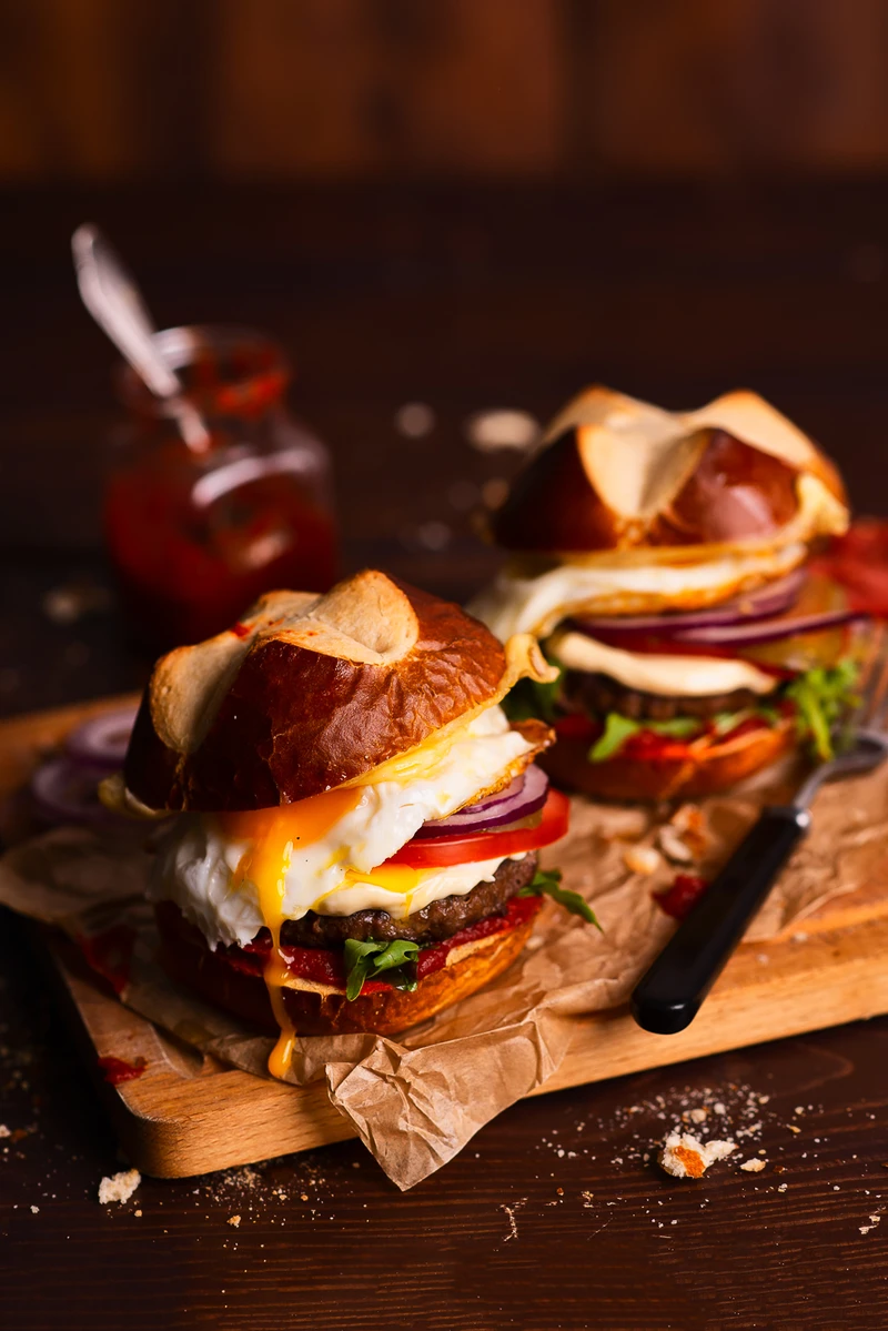 Burgery z wołowiną, bułką bawarską, pastą paprykową, jajkiem i dodatkami
