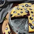 Brownie z serem i borówkami.