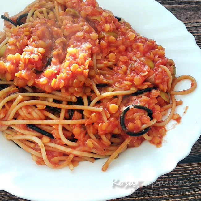 Spaghetti z soczewicą i oliwkami w sosie pomidorowym