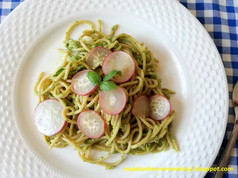 Spaghetti z pesto z liści rzodkiewki i rukoli