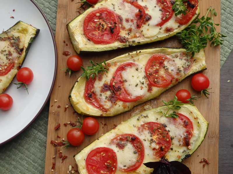 Cukinia faszerowana pomidorami i mozzarellą