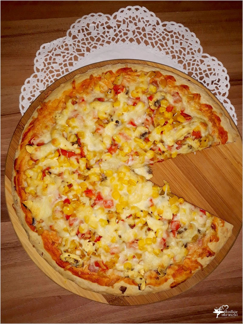 Domowa pizza na grubym cieście z kolorowym farszem
