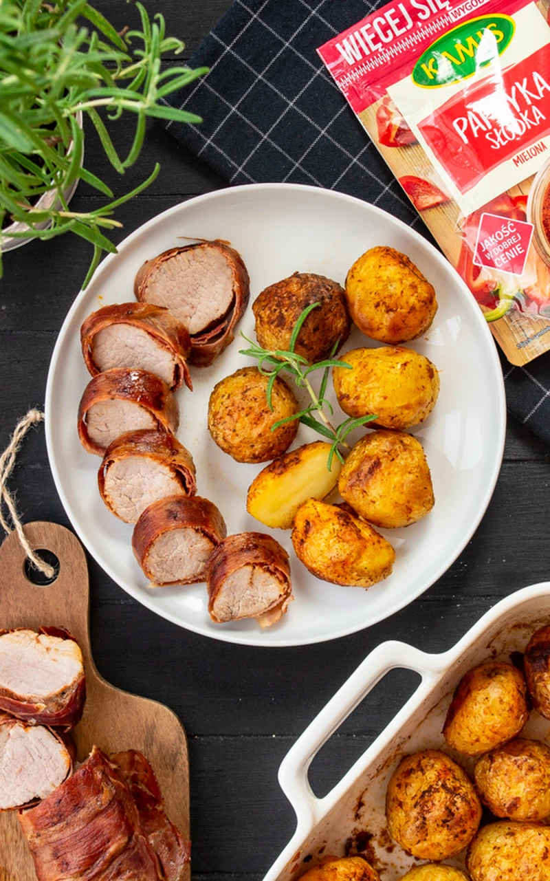 Polędwiczki w szynce parmeńskiej i pieczone ziemniaczki (4 składniki)