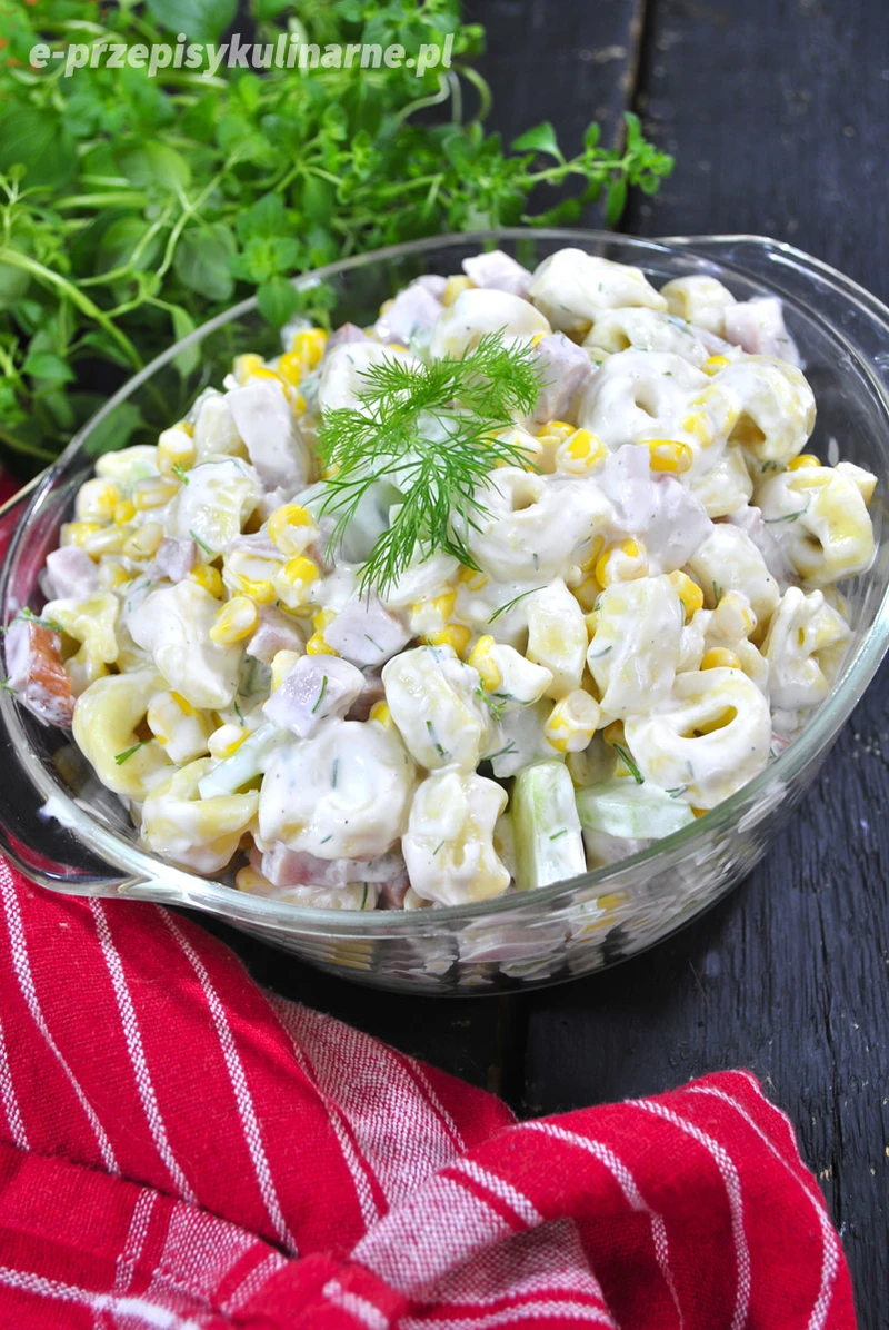 Sałatka z tortellini, ogórkiem i koperkiem