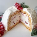 Kula śnieżna z biszkoptu z kremem chantilly, czerwoną porzeczką i granatem