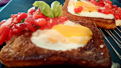 Maślane tosty z jajkiem sadzonym i pikantną, pomidorową salsą