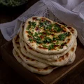 Chlebki naan z masłem czosnkowym