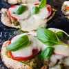 Filety z kurczaka pieczone z mozzarellą i pomidorami