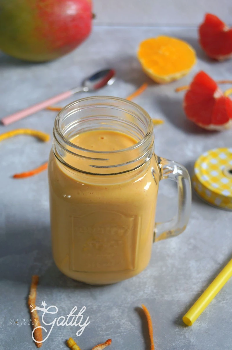 Jogurtowy koktajl (smoothie) z cytrusami i mango