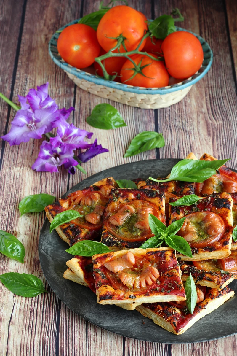 Mini pizze na cieście francuskim