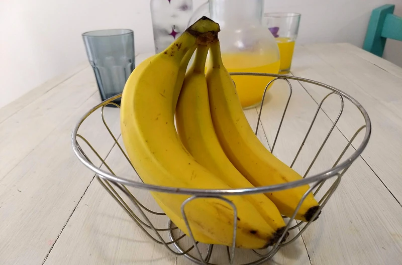 Koniecznie zrób to przed obraniem banana! Dodatek jednej łyżki tego proszku zamieni wszystko!