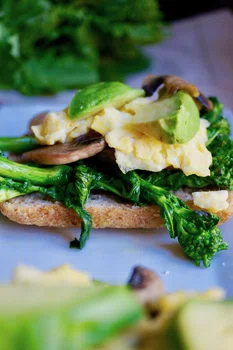 Pożywne Śniadanie – Kanapka z Rapini ( broccoli rabe ) Pieczarkami i Jajkiem