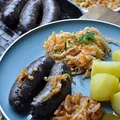 Kaszanka z grilla z cebulą z dodatkiem ketchupu